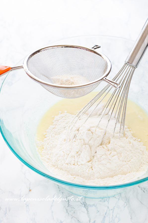 preparo l'impasto dei muffin allo yogurt con la ricetta facile